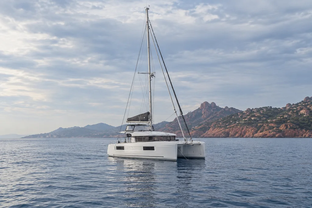 Lagoon 40 sur la côte de Théoule-sur-Mer